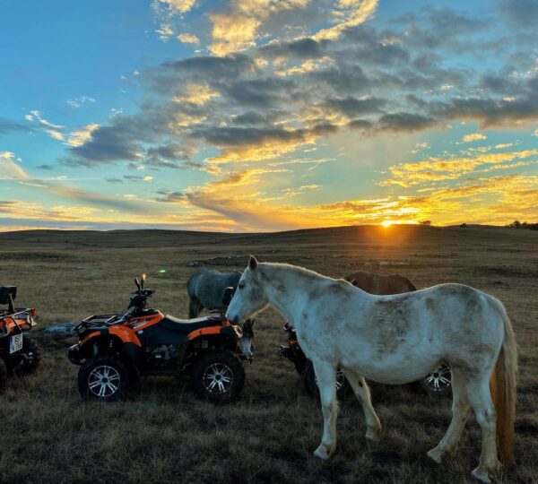 Gosti iz ATV Rent a Quad Livno uživaju u zajedničkoj vožnji